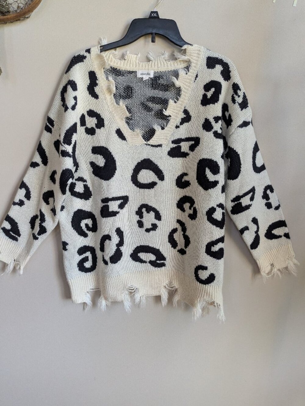 amaryllis frayed distressed v neck long sleeve cheetah sweater size M #579